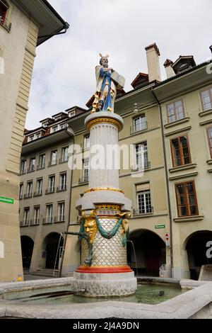 Bern, Schweiz - 17. April 2017: Mosesbrunnen in der Altstadt . Die Figur von Moses, der die zehn Gebote in seinen Händen hält, ca. Stockfoto