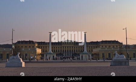 Vorderansicht des Haupteingangs des berühmten Schlosses Schönbrunn in Wien, Österreich am Nachmittag Sonnenlicht vom öffentlichen Boden aus gesehen. Stockfoto