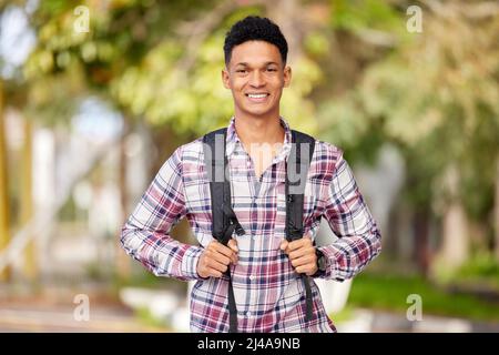 Hes ein so fleißiger Student. Porträt eines jungen Studenten auf dem Campus. Stockfoto