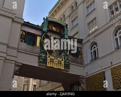 Schöner Blick auf die historische Musikuhr Ankeruhr (Jugendstil, fertiggestellt 1915) in der alten Wiener Innenstadt, Österreich, zwischen alten Gebäuden gelegen. Stockfoto