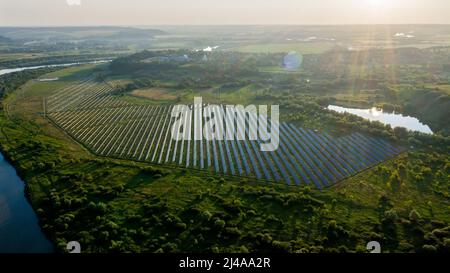 Blick auf ein Solarkraftwerk, Reihen von Solarzellen, Solarzellen, Draufsicht, Draufsicht auf ein Solarkraftwerk, industrieller Hintergrund zum Thema rene Stockfoto
