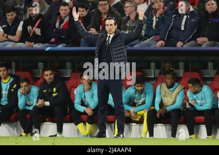 Little Boy, Deutschland. 12. Apr, 2022. firo : 12.. April 2022, Fuvuball, UEFA Champions League, CL, CHL, Saison 2021/2022, Viertelfinale, Rückspiel FC Bayern München, München - Villarreal CF Trainer: Unai Emery Credit: dpa/Alamy Live News Stockfoto