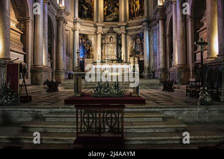 Interieur des Klosters Jerónimos eines der wichtigsten Beispiele für den portugiesischen manuelinischen Architekturstil in Lissabon. Stockfoto