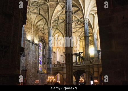 Interieur des Klosters Jerónimos eines der wichtigsten Beispiele für den portugiesischen manuelinischen Architekturstil in Lissabon. Stockfoto