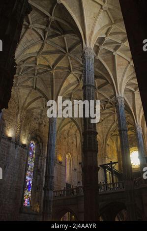 Interieur des Klosters Jerónimos eines der wichtigsten Beispiele für den portugiesischen manuelinischen Architekturstil in Lissabon. Stockfoto