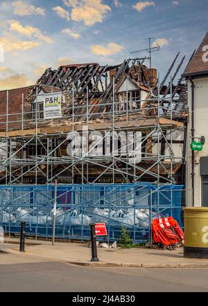 Three Tuns Pub in Alcester, Warwickshire, durch Feuer zerstört. Stockfoto