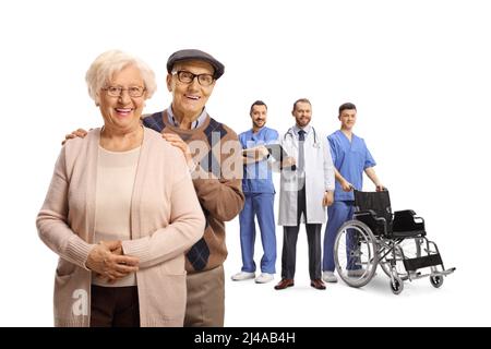 Ältere Paare mit Gesundheitshelfern im Rücken isoliert auf weißem Hintergrund Stockfoto