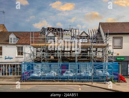 Three Tuns Pub in Alcester, Warwickshire, durch Feuer zerstört. Stockfoto