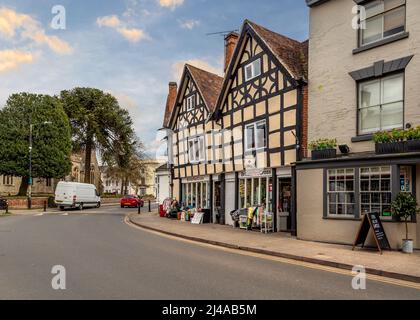 Alcester High Street Blick in Richtung Church Street. Stockfoto