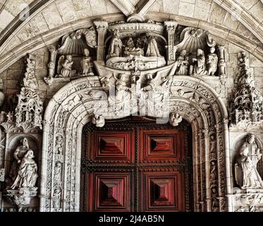 Einige architektonische Details des Klosters Jerónimos sind eines der wichtigsten Beispiele für den portugiesischen manuelinischen Architekturstil in Lissabon. Stockfoto