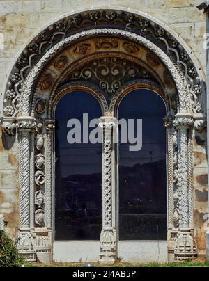 Einige architektonische Details des Klosters Jerónimos sind eines der wichtigsten Beispiele für den portugiesischen manuelinischen Architekturstil in Lissabon. Stockfoto