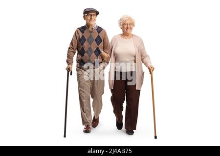 Ganzkörperportrait eines älteren Mannes und einer älteren Frau, die mit Stöcken auf die Kamera laufen, isoliert auf weißem Hintergrund Stockfoto