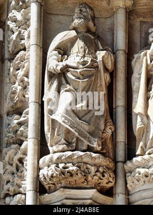 Einige architektonische Details des Klosters Jerónimos sind eines der wichtigsten Beispiele für den portugiesischen manuelinischen Architekturstil in Lissabon. Stockfoto