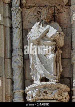 Einige architektonische Details des Klosters Jerónimos sind eines der wichtigsten Beispiele für den portugiesischen manuelinischen Architekturstil in Lissabon. Stockfoto