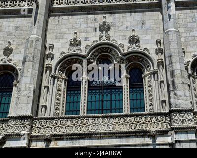 Einige architektonische Details des Klosters Jerónimos sind eines der wichtigsten Beispiele für den portugiesischen manuelinischen Architekturstil in Lissabon. Stockfoto