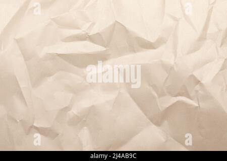 Blatt aus braunem faltigen Kraftpapier aus recyceltem Papier mit Textur und Details Stockfoto