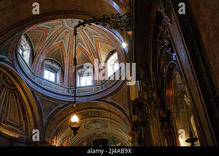 Interieur des Klosters Jerónimos eines der wichtigsten Beispiele für den portugiesischen manuelinischen Architekturstil in Lissabon. Stockfoto