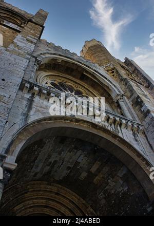 Die Kathedrale von Lissabon (Sé de Lisboa) ist eine römisch-katholische Kathedrale in Lissabon, die älteste Kirche der Stadt und Sitz des Patriarchats ist. Stockfoto