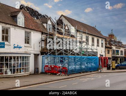 Three Tuns Pub in Alcester, Warwickshire, durch Feuer zerstört. Stockfoto