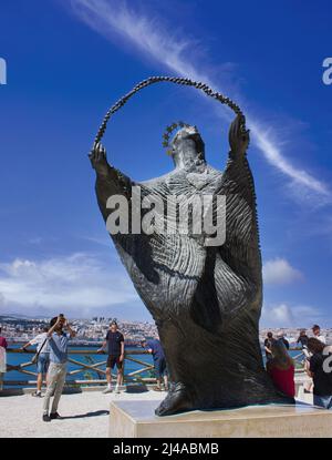 Die Statue der Jungfrau Maria im Heiligtum Christi des Königs, Lissabon, Portugal. Stockfoto