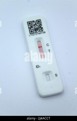 Ein Covid-19-Selbsttest-Schnelltest für Antigen Stockfoto