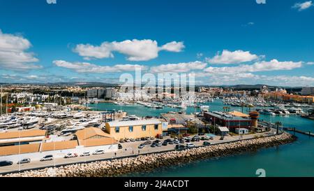 Vilamoura, Portugal - 13. April 2022: Luftaufnahme des modernen, lebhaften Hafens von Vilamoura, Portugal an einem sonnigen Tag Stockfoto