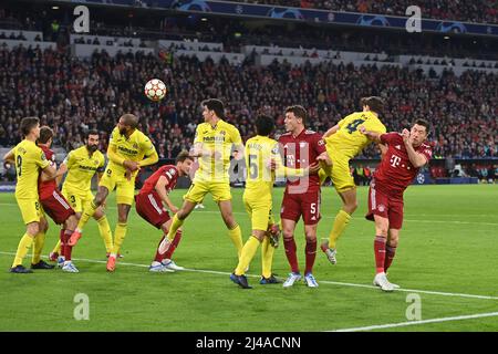 München, Deutschland. 12. April 2022. Strafszene, Kopfball Robert LEWANDOWSKI (FC Bayern München, rechts), Action, Duelle gegen Pau TORRES (Villarreal), Benjamin PAVARD (FC Bayern München), Daniel PAREJO (Villarreal), Gerard MORENO (Villarreal), Leon GORETZKA (FC Bayern München), Etienne CAPOUE (Villarreal), Raul ALBIOL (Villarreal), Thomas MUELLER (MULLER, FC Bayern München) Juan FOYTH (Villarreal), Fußball Champions League/Viertelfinale FC Bayern München - Villarreal CF 1-1, am 12.. April 2022 ALLIANZARENA . Kredit: dpa/Alamy Live Nachrichten Stockfoto