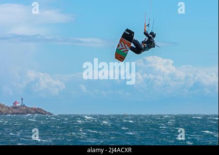 Windkiter auf Wellen und Wind in der Juan de Fuca Strait-Victoria, British Columbia, Kanada. Stockfoto