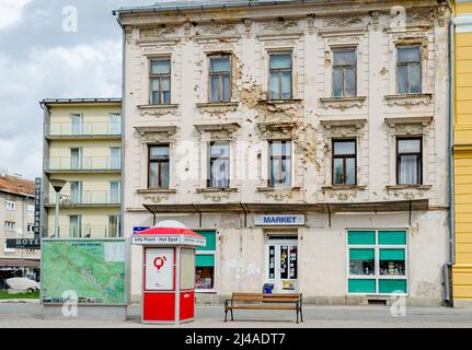 Altes Gebäude in einer Stadt von Kroatien. Fassade voller Kugellöcher aus der Zeit des Kroatischen Unabhängigkeitskrieges. Stockfoto