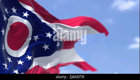 Die US-Staatsflagge von Ohio winkt im Wind. Ohio ist ein Bundesstaat im Mittleren Westen der Vereinigten Staaten. Demokratie und Unabhängigkeit. Stockfoto