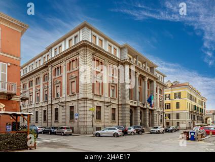 Cuneo, Italien - 11. April 2022: Das historische Gebäude (1927) des italienischen Postamtes von Cuneo in der Via Franco Andrea Bonelli Stockfoto