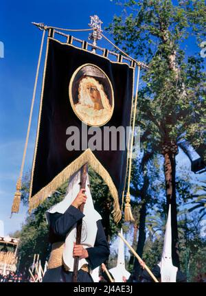 MALAGA, SPANIEN-APRIL,08 2012: Mit einem Banner bei den Prozessionen, die zur Feier der Semana Santa (Osterwoche) abgehalten werden. Stockfoto