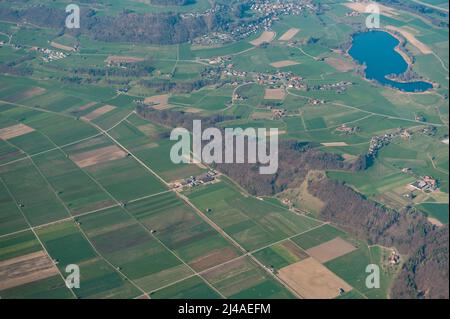 Luftaufnahme von Gerzensee, Kaufdorf und Belpberg mit saftig grünen landwirtschaftlichen Feldern Stockfoto