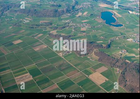 Luftaufnahme von Gerzensee, Kaufdorf und Belpberg mit saftig grünen landwirtschaftlichen Feldern Stockfoto