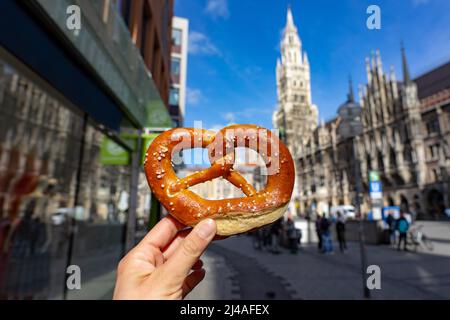 Brezel im Bayern-Stil auf dem Markt mit dem Neuen Muncher Rathaus in münchen. Stockfoto