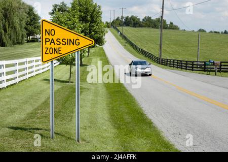 Melden Sie keinen Durchgangsverkehr auf Landstraße Stockfoto