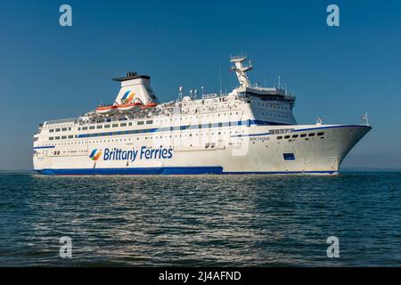 Die Bretagne ist eine französische Cross-Channel-Fähre, die von Brittany Ferries auf der Strecke zwischen Portsmouth und St. Malo im Mai 2019 betrieben wird. Stockfoto