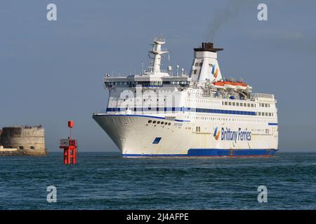 Die Bretagne ist eine französische Cross-Channel-Fähre, die von Brittany Ferries auf der Strecke zwischen Portsmouth und St. Malo im August 2020 betrieben wird. Stockfoto