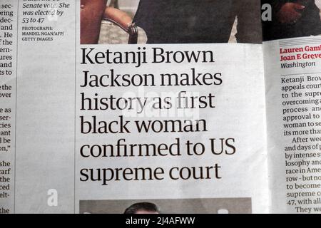 „Ketanji Brown Jackson schreibt Geschichte, als die erste schwarze Frau dem Obersten Gerichtshof der USA bestätigt wurde“, titelte die Zeitung Guardian am 4. April 2022 in Großbritannien Stockfoto