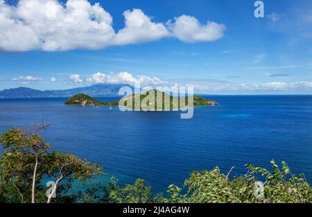 Insel Ilet a Cabrit, Terre-de-Haut, Iles des Saintes, Les Saintes, Guadeloupe, Kleinere Antillen, Karibik. Ilet a Cabrit befindet sich vor dem b Stockfoto