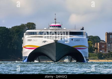 Condor Voyager ist eine Hochgeschwindigkeits-Incat-Fähre, die von Condor Ferries zwischen Poole und den Kanalinseln im Juli 2021 betrieben wird. Stockfoto