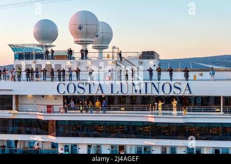 Nahaufnahme der Passagiere an Bord des Costa Cruises-Kreuzfahrtschiffs Costa Luminosa, das vom Hafen von Piräus aus segelt - November 2018 Stockfoto