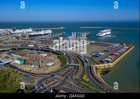 Ein Panoramablick über Dover Harbour in Kent, England. Die Eastern Docks enthalten den weltweit verkehrsreichsten Fährhafen - Juni 2019. Stockfoto