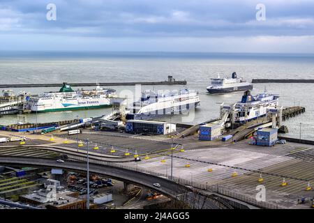 Ein Panoramablick über Dover Harbour in Kent, England. Die Eastern Docks enthalten den weltweit verkehrsreichsten Fährhafen - Januar 2022. Stockfoto