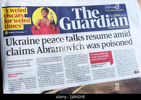 „Die Friedensgespräche in der Ukraine werden wieder aufgenommen, nachdem behauptet wurde, Abramowitsch sei vergiftet worden“, titelte die Zeitung Guardian am 29. März 2022 in London, England, Großbritannien Stockfoto