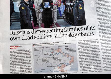 „Russland missachtet Familien seiner eigenen toten Soldaten, behauptet Zelenskiy“, titelte die Zeitung Guardian auf der Innenseite des Artikels 28. März 2022 London UK Stockfoto