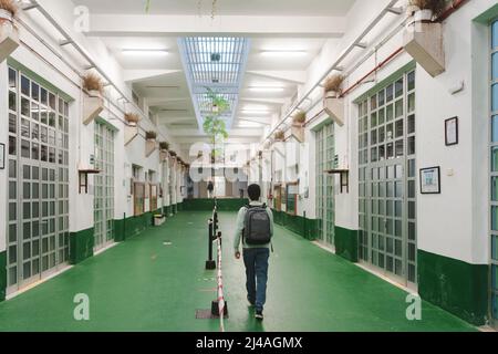 Schüler, der an der High School ankommt und durch die Korridore geht. Neue Normalität. Stockfoto