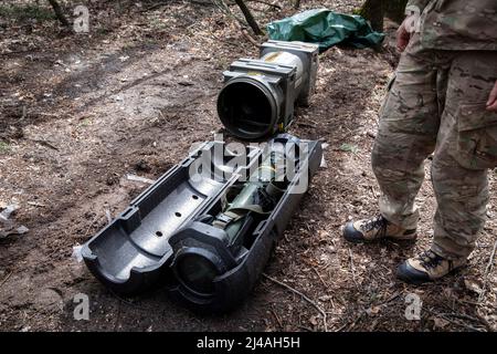 Ukraine. 12. April 2022. Die MBT-NLAW (Next Generation Light Anti-Tank Weapon), die vom Vereinigten Königreich an die ukrainische Armee geliefert wurde. Während sich Russland aus dem Kiewer Gebiet zurückzog und nun die Offensive im östlichen Teil der Ukraine konzentriert, könnten Alexander (48), Sergey (42), Andrew (41), Oleg (31) und ihr Bataillon in wenigen Tagen in den östlichen Teil der Ukraine schicken, um sich der Kampfoperation anzuschließen. Kredit: SOPA Images Limited/Alamy Live Nachrichten Stockfoto