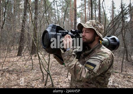 Ukraine. 12. April 2022. Oleg (31) demonstriert den Abschuss der MBT-NLAW (Next Generation Light Anti-Tank Weapon), die vom Vereinigten Königreich bereitgestellt wurde. Während sich Russland aus dem Kiewer Gebiet zurückzog und nun die Offensive im östlichen Teil der Ukraine konzentriert, könnten Alexander (48), Sergey (42), Andrew (41), Oleg (31) und ihr Bataillon in wenigen Tagen in den östlichen Teil der Ukraine schicken, um sich der Kampfoperation anzuschließen. Kredit: SOPA Images Limited/Alamy Live Nachrichten Stockfoto