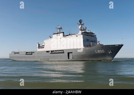 HNLMS Rotterdam (L800) ist ein Amphibienlandeplattform-Dock (LPD), das von der Royal Netherlands Navy im Mai 2016 betrieben wird. Stockfoto